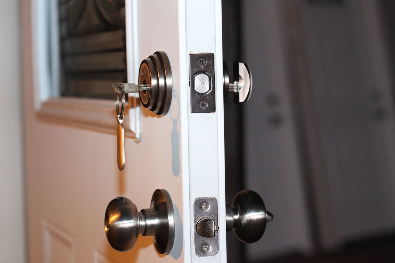 My door has button that lock knob when close door. Locksmith