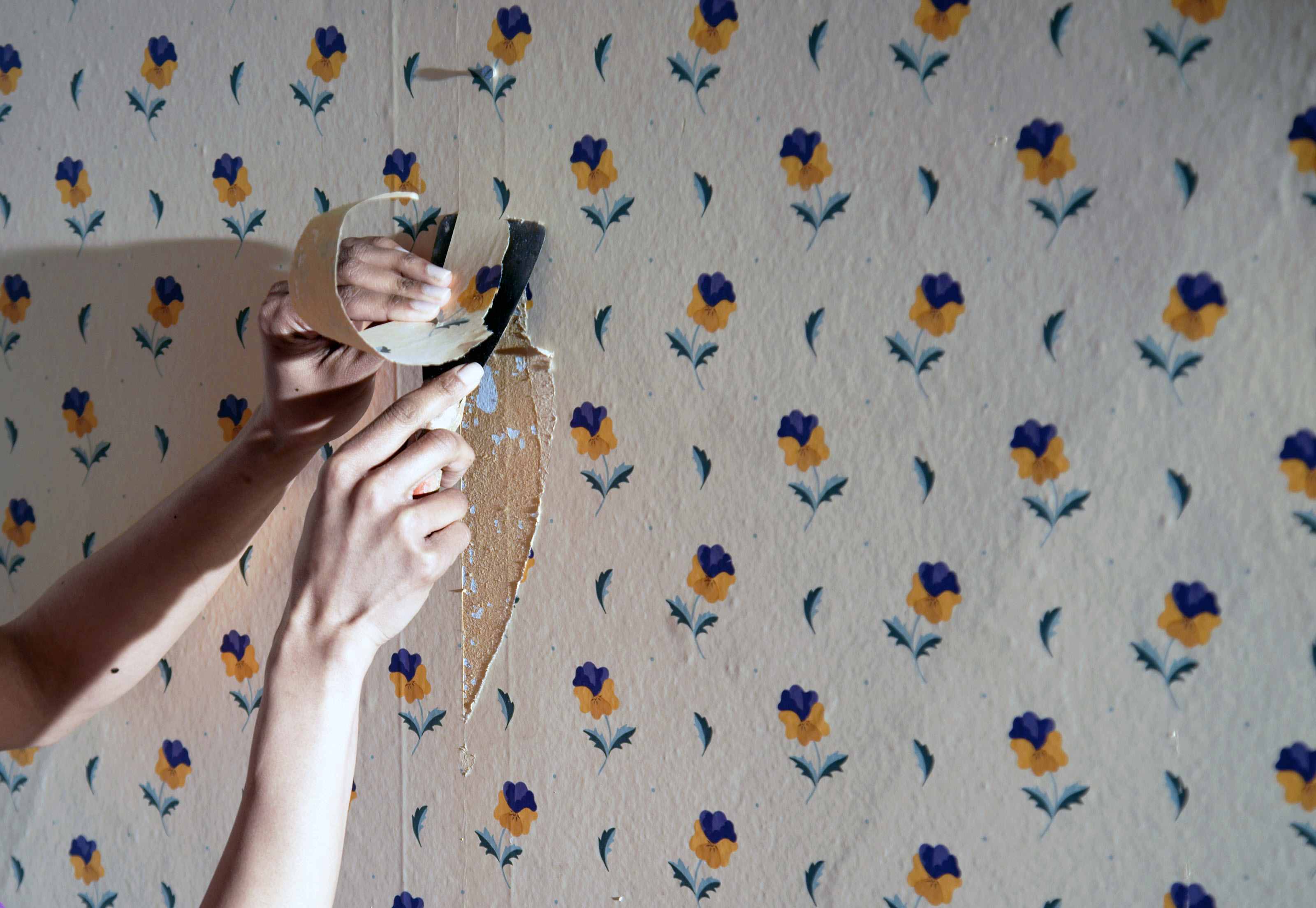 How to Properly Remove Stubborn Wallpaper