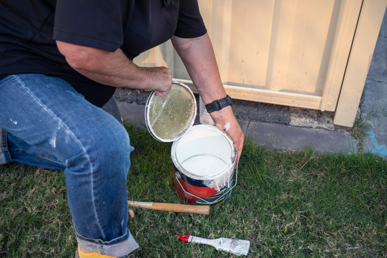 An example of white paint that one might choose to paint vinyl siding.